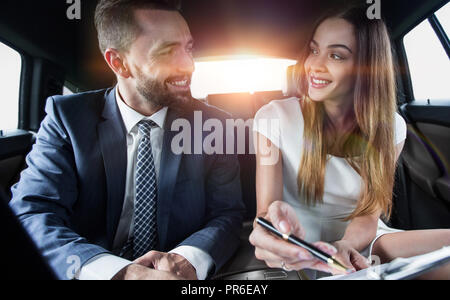 Business man firma un contratto Foto Stock