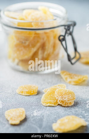 Zenzero candito fette. Dolce piccante di trattare per il tè. La prevenzione di raffreddori. Salute. Messa a fuoco selettiva Foto Stock