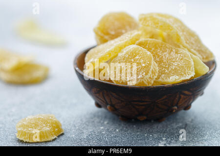 Zenzero candito fette. Dolce piccante di trattare per il tè. La prevenzione di raffreddori. Salute. Messa a fuoco selettiva Foto Stock