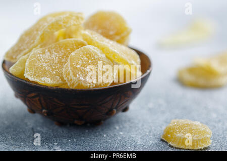 Zenzero candito fette. Dolce piccante di trattare per il tè. La prevenzione di raffreddori. Salute. Messa a fuoco selettiva Foto Stock