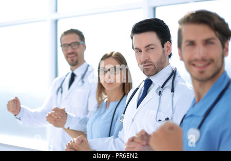 I medici e gli infermieri tenere le mani. Foto Stock