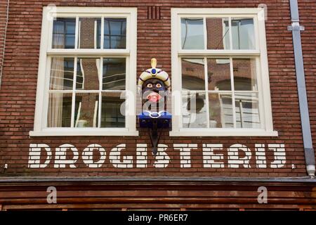 Un gaper (una pietra o testa di legno di Moro sulla parte anteriore di un edificio olandese per indicare che si tratta di una farmacia) over het Drogisterij Heertje in Amsterdam Foto Stock