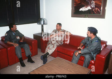 Gen. Colin Powell, presidente del Comune di capi di Stato Maggiore, conferisce con Saudi Arabian piloti durante operazione Desert Shield. Foto Stock