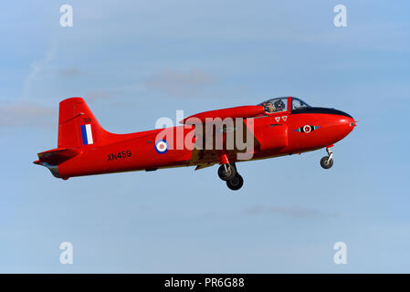 Caccia BAC Jet Provost T3A XN459 ex Royal Air Force Central Flying School. In base a North Weald come G-BWOT Haye House di aviazione. Prendendo il largo nel cielo blu Foto Stock