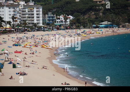 Spagna, Catalonia Barcelona, Giugno 4th, 2013 hotel resort e la spiaggia sulla costa della baia Foto Stock