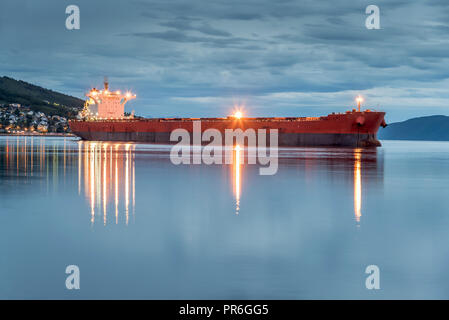 Vista di una nave da carico ancoraggio in un porto di Narvik per caricare il minerale di ferro, Norvegia Foto Stock