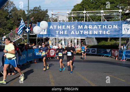 I corridori di entrare Kalimarmaron stadium per gli ultimi metri della loro manifestazione, Atene Grecia Foto Stock