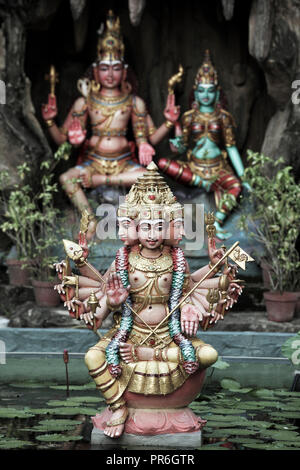 Trimurti e Matangi statue indù a Kuala Lumpur, Malesia, Sud-est asiatico Foto Stock