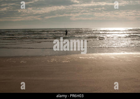 Pescatore solitario in Gulfz di Meicco sul Padre Island Foto Stock