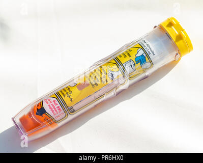 Epinefrina autoiniettore o Epipen per iniettare dosi di epinefrina o adrenalina attraverso un ago in un paziente che soffre di un'allergia. Foto Stock
