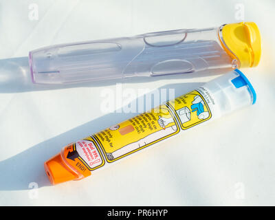 Epinefrina autoiniettore o Epipen per iniettare dosi di epinefrina o adrenalina attraverso un ago in un paziente che soffre di un'allergia. Foto Stock