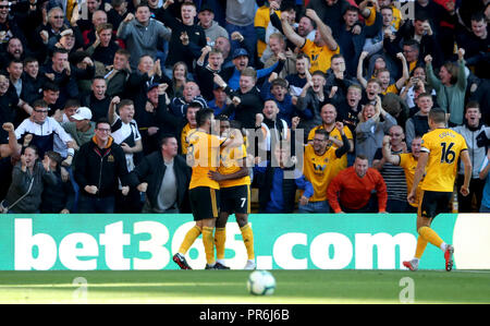 Wolverhampton Wanderers' Ivan Cavaleiro (centro) punteggio celebra il suo lato del primo obiettivo del gioco durante il match di Premier League a Molineux, Wolverhampton. Foto Stock