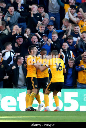 Wolverhampton Wanderers' Ivan Cavaleiro (centro) punteggio celebra il suo lato del primo obiettivo del gioco durante il match di Premier League a Molineux, Wolverhampton. Foto Stock