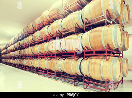 Le righe con i barili di legno in fabbrica del vino Foto Stock