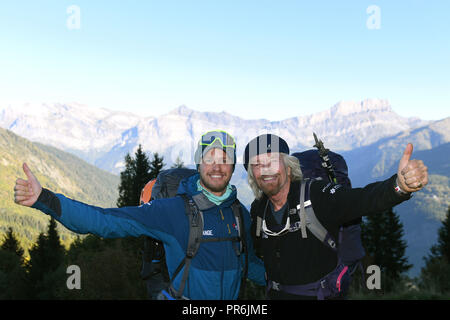 Sir Richard Branson e il suo figlio Sam Branson (sinistra) durante la loro ascesa del Mont Blanc sulle Alpi nella fase finale della Vergine si sforzano sfida. Foto Stock