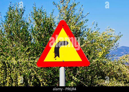 La Grecia, Peloponneso e girare a destra cartello stradale colpiti da proiettili. Foto Stock