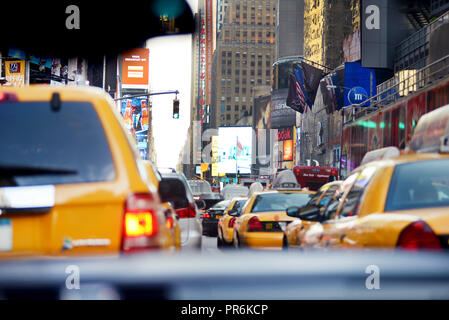 Yellow Cabs bloccato in Broadway gli ingorghi di traffico nelle ore di punta ora a New York City USA Foto Stock