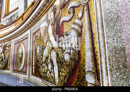 Vaticano - Il Mese di Agosto 24, 2018: frammento di mosaico dell'Interno della Basilica Papale di San Pietro in Vaticano Foto Stock