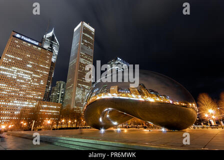 Chicago, Stati Uniti - 8 Marzo 2012: Esposizione lunga notte fotografia di Chicago di Cloud Gate, un pubblico scultura di Indiano-born artist Anish Kapoor. Foto Stock