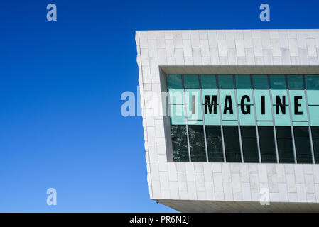 Immaginare la pace visualizzati sulla facciata del Museo di Liverpool, Liverpool, Regno Unito Foto Stock