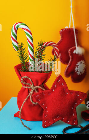 Le decorazioni di Natale e doni fatti da mani proprie. Nuovi anni giocattoli sul colore di sfondo Foto Stock