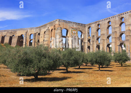 Il Portogallo, regione Alentejo, Elvas. Il XVI secolo Amoreira acquedotto con un uliveto in primo piano. Elvas è un sito Patrimonio Mondiale dell'UNESCO. Foto Stock