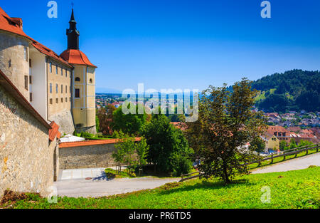 Il castello di Loka e città. Skofja Loka. Alta Carniola regione. La Slovenia, l'Europa. Foto Stock