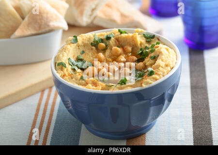 Hummus rabboccato con tutto i ceci, il prezzemolo e l'olio d'oliva Foto Stock