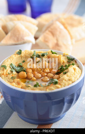 Hummus rabboccato con tutto i ceci, il prezzemolo e l'olio d'oliva Foto Stock