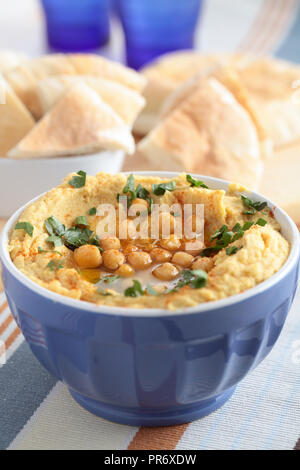 Hummus rabboccato con tutto i ceci, il prezzemolo e l'olio d'oliva Foto Stock