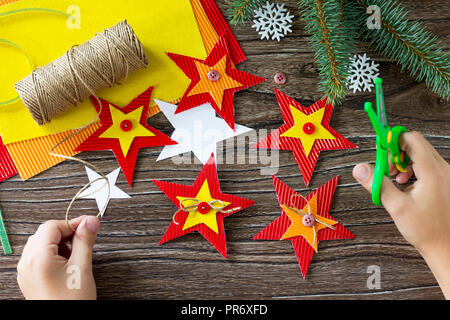 Il bambino tagli fuori i dettagli albero di Natale regalo giocattoli. Fatte a mano. Progetto di la creatività dei bambini, artigianato e mestieri per i bambini. Foto Stock