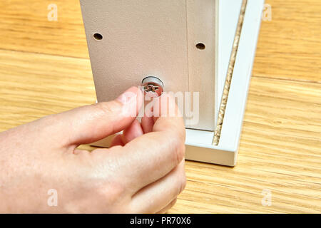 Joiner è inserito un dado che egli utilizza mobili i raccordi di collegamento. Foto Stock