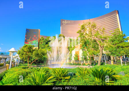 Las Vegas, Nevada, Stati Uniti - Agosto 18, 2018: Wynn Las Vegas show fontana con arcobaleno nel cielo blu. Il Wynn è Resort Hotel Casino, un hotel a 5 stelle a Las Vegas Strip. Foto Stock
