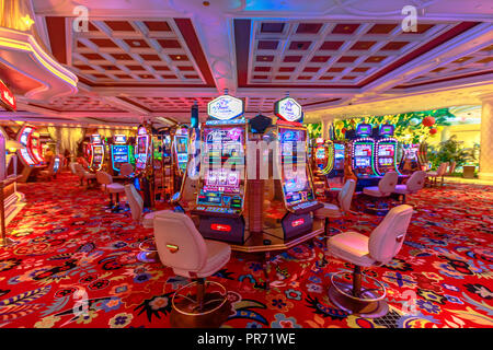 Las Vegas, Nevada, Stati Uniti - Agosto 18, 2018: slot machine all'interno lussuoso Wynn Resort Hotel è un albergo a 5 stelle a tema, Paradise, Las Vegas Strip. L' hotel si trova al posto della vecchia Desert Inn. Foto Stock