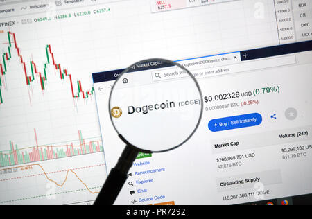 MONTREAL, Canada - 8 Settembre 2018: Dogecoin altcoin sito sotto la lente di ingrandimento. Blockchain è un crescente elenco di record che sono collegati tramite grido Foto Stock