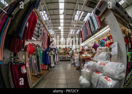 Prodotti per la vendita in Bradford's Oastler shopping centre, Bradford, West Yorkshire, Regno Unito Foto Stock