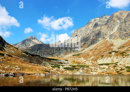 Pleso nad Skokom, bellissimo lago nella valle Mlynicka, Alti Tatra (Vysoke Tatry), Slovacchia Foto Stock