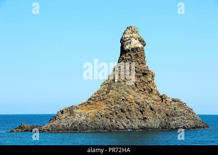 Isole ciclopiche di Aci Trezza vicino a Catania, Sicilia, Italia Foto Stock