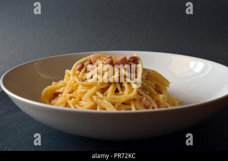 Piatto di spaghetti alla carbonara, tipico piatto italiano Foto Stock
