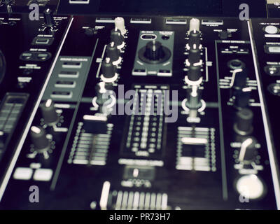 Di missaggio del suono di dettaglio della console, vicino. DJ musica professionale console. Ampio angolo di foto di nero mixer audio controller con le manopole e i cursori. Professare Foto Stock