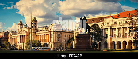 La statua di Ferenc Rákóczi in Piazza Lajos Kossuth Nazionale ed il Museo Etnografico in background. Budapest, Ungheria Foto Stock