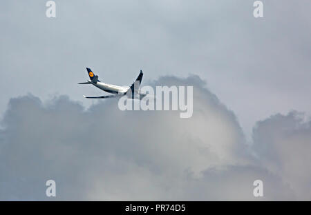 CHARLOTTE, NC (USA) - 29 Settembre 2018: una Lufthansa Commercial jet naviga attraverso nuvole di tempesta che si avvicina un aeroporto. Foto Stock