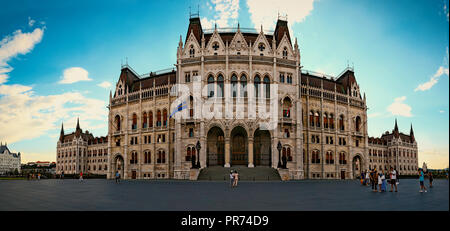 Budapest. Gazzetta entrata principale del parlamento ungherese edificio, costruito in stile neo-gotico, in piazza Kossuth Foto Stock