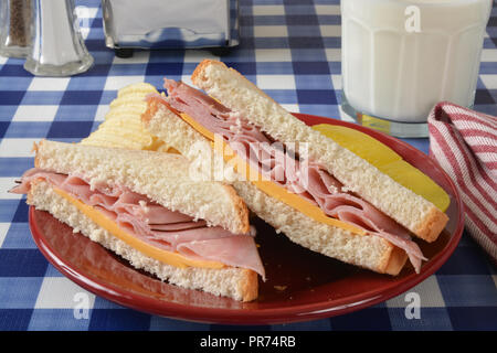 Un prosciutto e formaggio panino su un tavolo da picnic con patate fritte Foto Stock