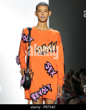 NEW YORK, NY - 06 Settembre 2018: Dilone passeggiate la pista al Jeremy Scott Primavera Estate 2019 fashion show durante la settimana della moda di New York Foto Stock