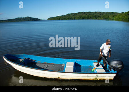 Micronesiano uomo su una barca nella laguna di Pohnpei, Stati Federati di Micronesia Foto Stock