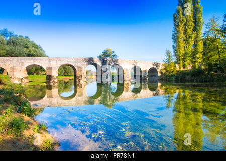 Il vecchio ponte di pietra sul fiume Dobra nella contea di Karlovac, Croazia Foto Stock