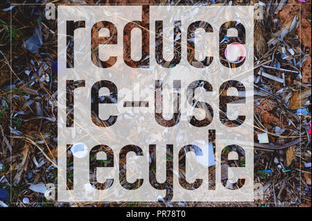 Testo ridurre, riutilizzare e riciclare. Come sfondo si trova la foto di rifiuti di plastica lavati fino sulla spiaggia. Scheda di motivazione. Foto Stock