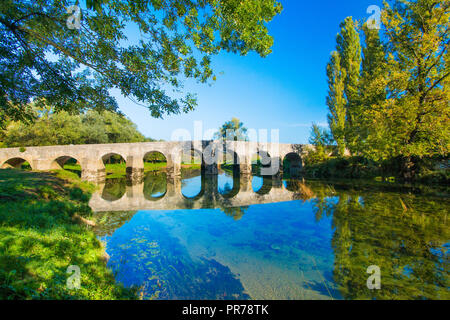 Il vecchio ponte di pietra sul fiume Dobra nella contea di Karlovac, Croazia Foto Stock