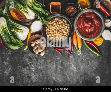 Vegani e vegetariani ingredienti alimentari: ceci , erbe, spezie , lo zenzero e il cavolo cinese su sfondo rustico, vista dall'alto con copia spazio . Vita sana Foto Stock